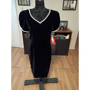 New Vintage 80s Julian Wilder Black Velvet Pearl Puff Sleeve Dress Size 12 USA